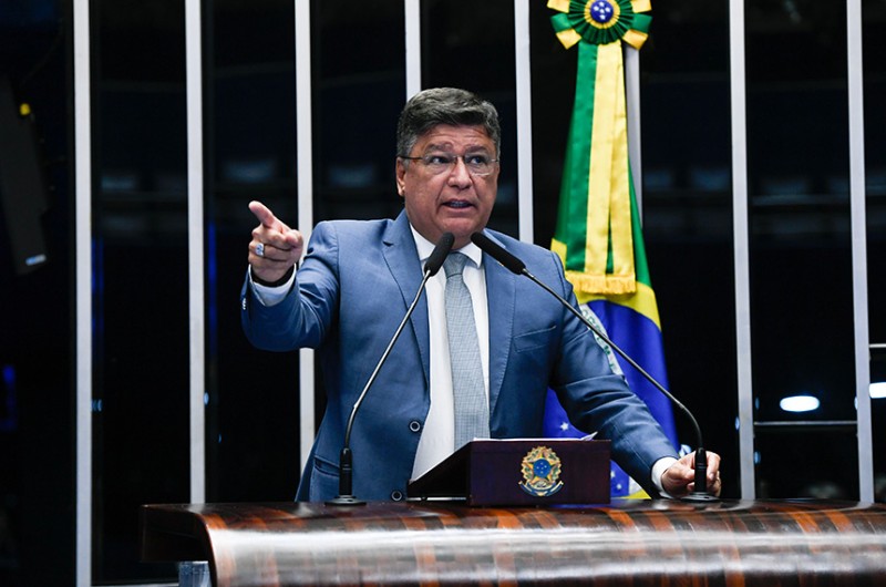 Carlos Viana alerta sobre a resposta aos ataques de 8 de janeiro
