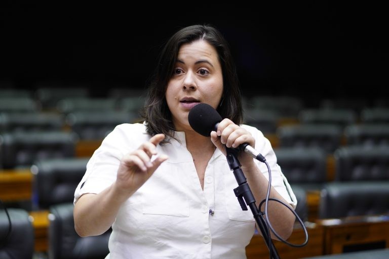 Projeto torna obrigatória equiparação salarial entre homens e mulheres para funções idênticas