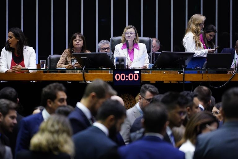 Câmara aprova direito a troca de implante mamário para paciente de câncer; acompanhe