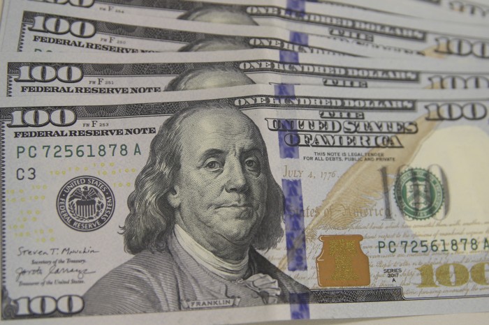 Dólar cai para R$ 5,24 após ajuda a bancos estrangeiros