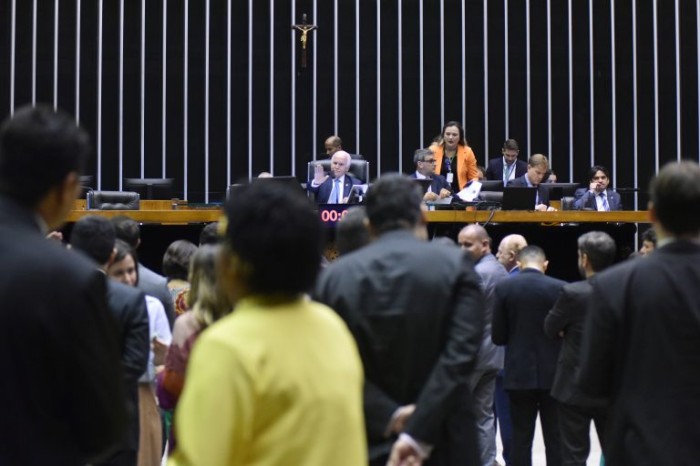 Câmara analisa projeto que concede proteção sumária à mulher a partir de denúncia; acompanhe