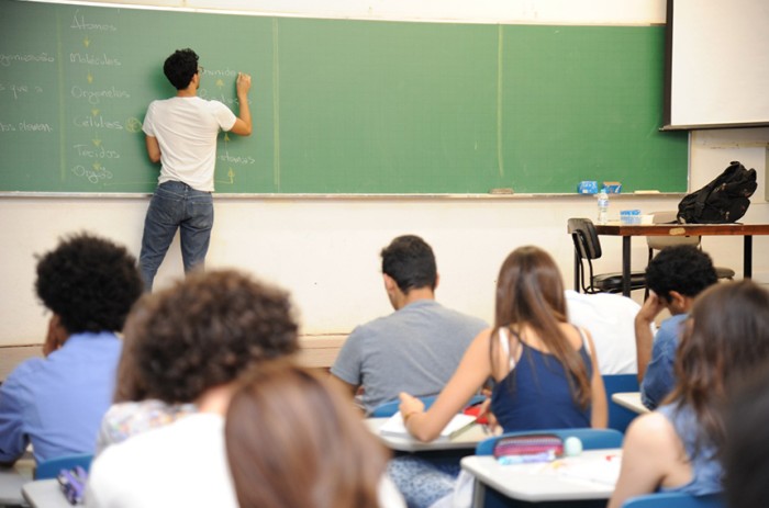 CE vota atendimento especial a alunos com transtorno de aprendizagem na faculdade