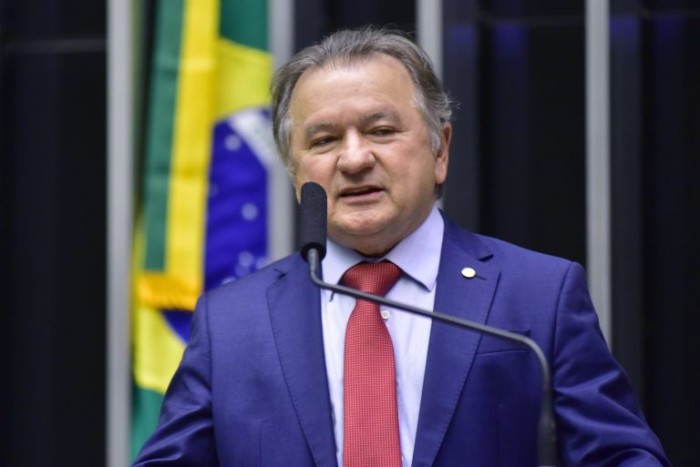 Projeto limita custeio de funcionário público a serviço de ex-presidente do Brasil no exterior