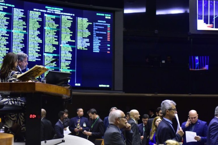 Deputados analisam requerimentos de urgência; acompanhe