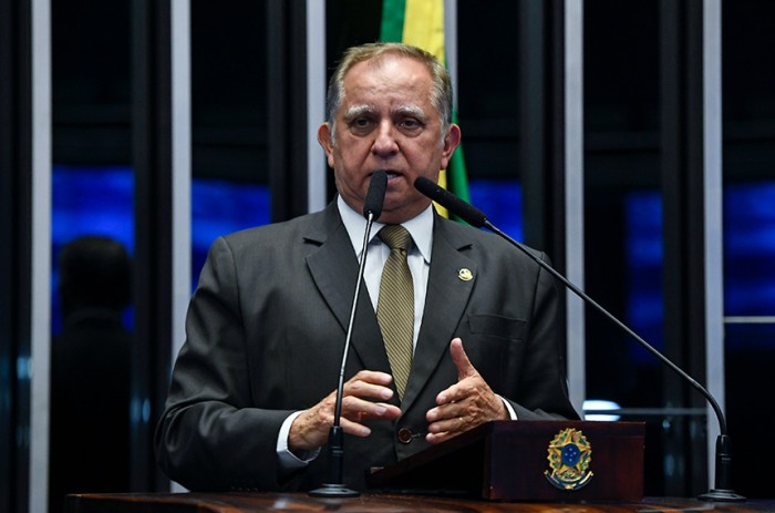 Izalci cobra recomposição dos salários da segurança pública do DF