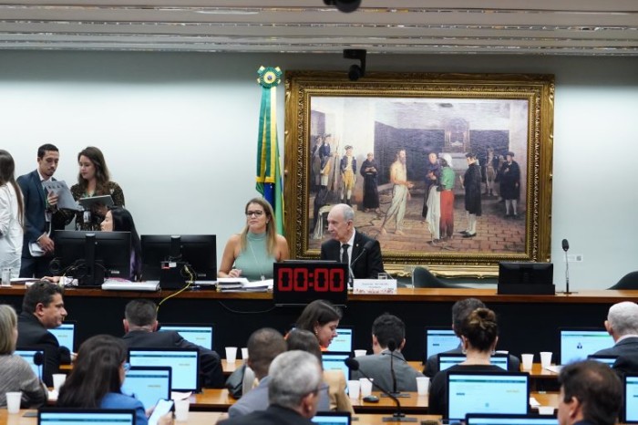 CCJ é encerrada sem votações em protesto contra PEC que anistia partidos