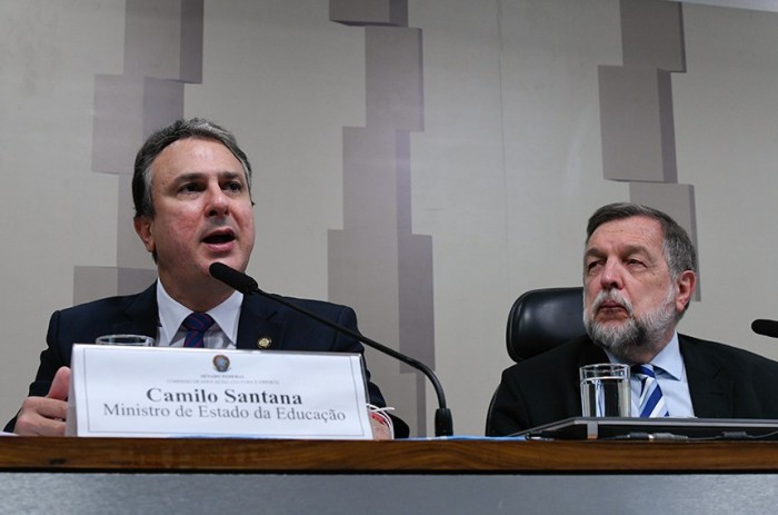 Ministro explica por que MEC suspendeu implantação do novo ensino médio