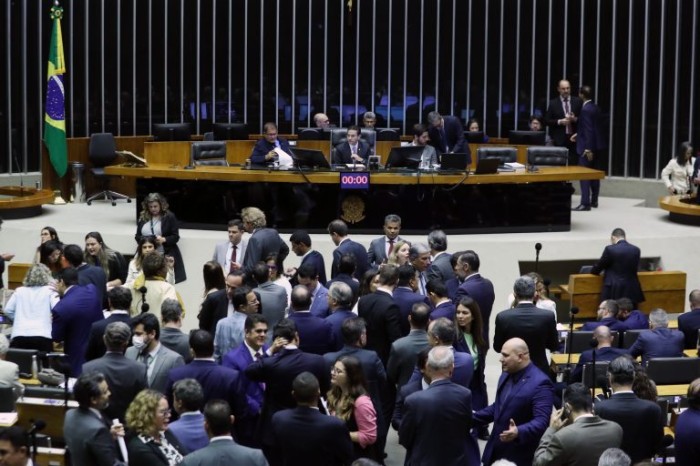 Câmara aprova projeto que prevê salários iguais para homens e mulheres; acompanhe