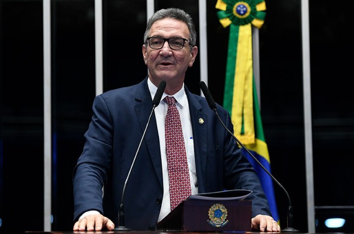 Lucas Barreto critica transposição 'fatiada' de servidores do Amapá