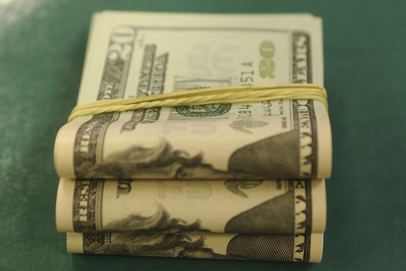 Dólar cai para R$ 5,14 com inflação no Brasil e alívio externo