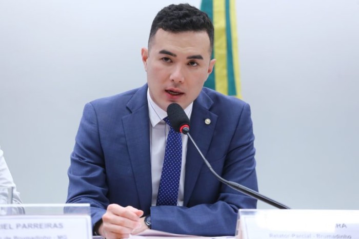 Projeto veda distinção de sexo em concursos para PMs e bombeiros militares