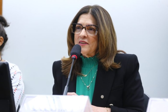Comissão aprova isenção da taxa de emissão de passaporte para aluno de família de baixa renda