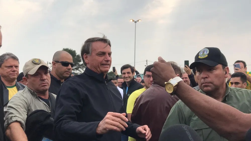 Usando estrutura da presidência, candidato Bolsonaro passeia de moto em Sorocaba