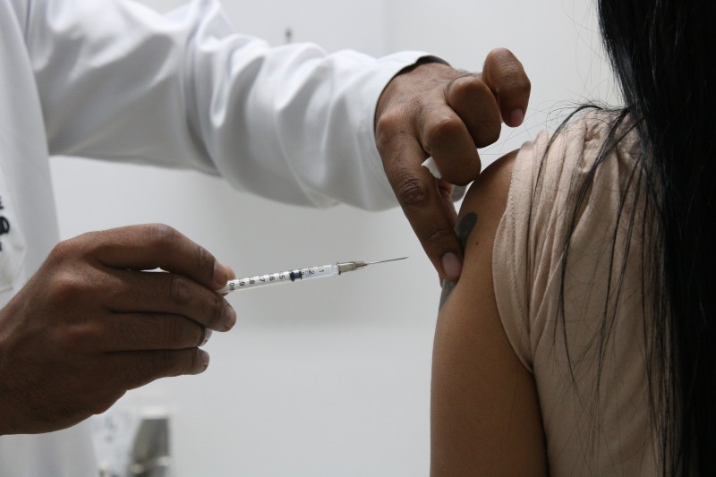 No Rio, um em cada 4 adultos não tomou terceira dose contra covid-19
