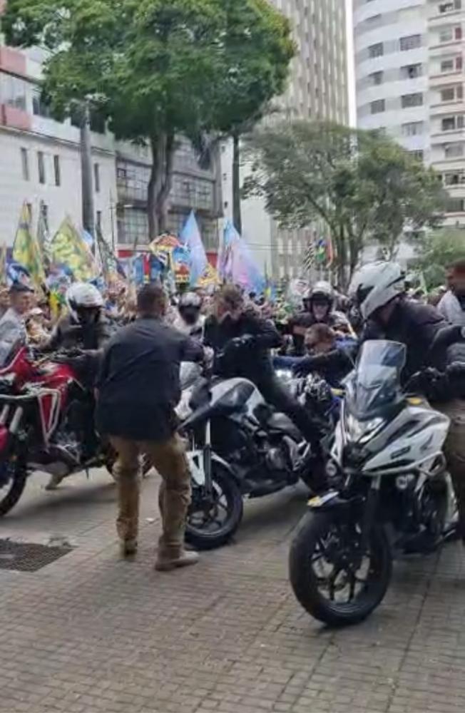 Bolsonaro se desequilibra e quase sofre acidente de moto