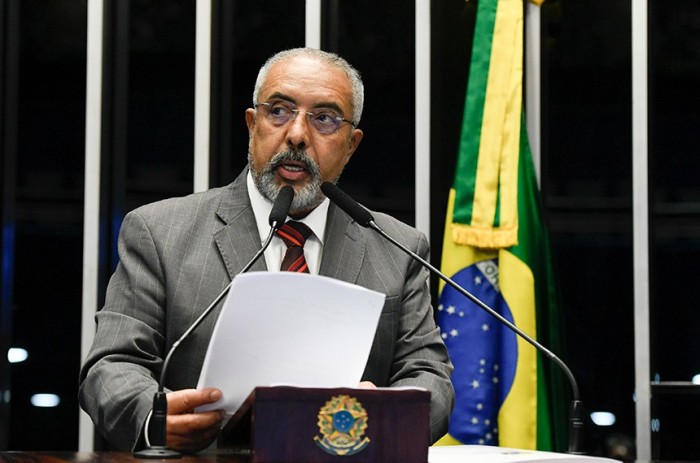 Paim celebra aprovação da igualdade salarial entre mulheres e homens