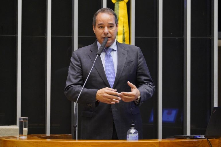 Projeto limita taxa cobrada de motorista de aplicativo a 10% do valor da corrida
