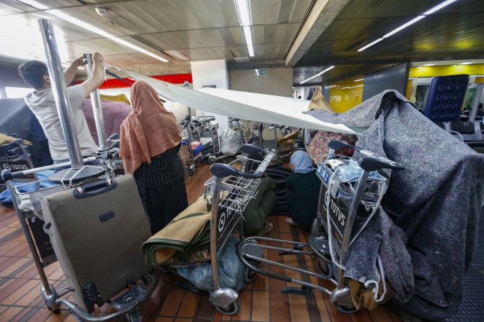 Afegãos continuam no Aeroporto de Guarulhos à espera de acolhimento