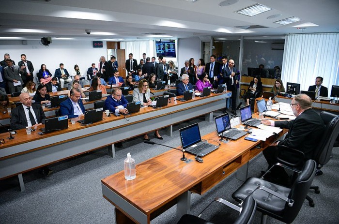 CE pode concluir votação de projeto por segurança nas escolas