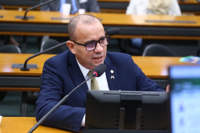 Projeto cria bolsa de estudo para filhos de PMs e bombeiros mortos em serviço