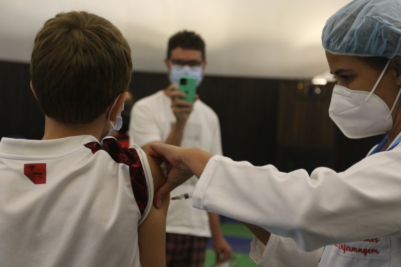 Cidade de SP começa a vacinar meninos de 9 e 10 anos contra HPV