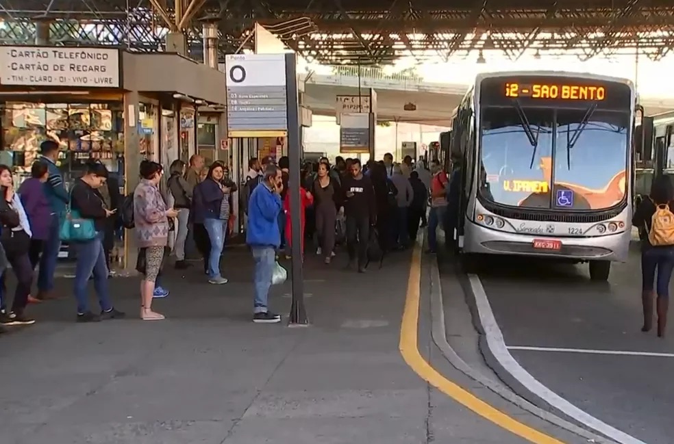 Passageiro morre ao cai de ônibus; empresa diz que ele bateu na guia