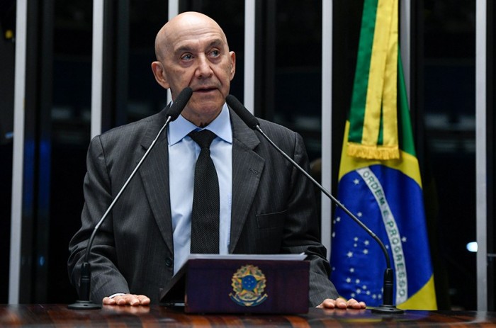 Confúcio Moura pede atenção à regularização de terras e ao Incra