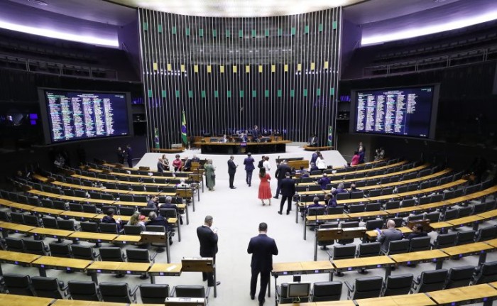Deputados aprovam regime de urgência para três projetos de lei; acompanhe