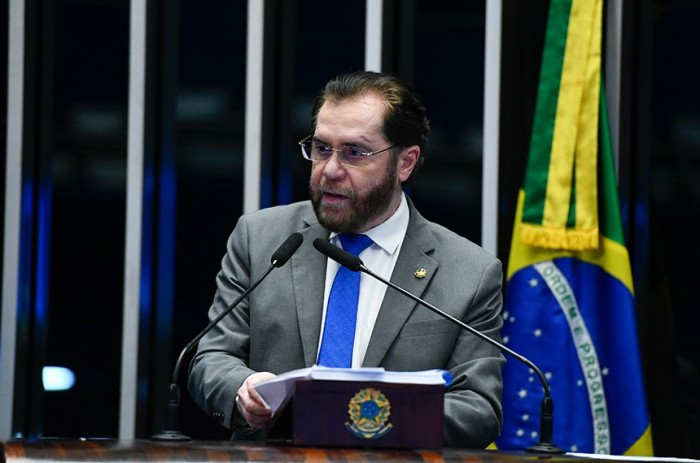 Plínio Valério ressalta necessidade de defender Amazônia da cobiça internacional