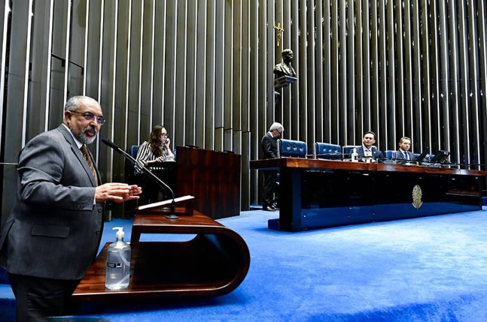 Paim apresenta voto de pesar pela morte da atriz Léa Garcia