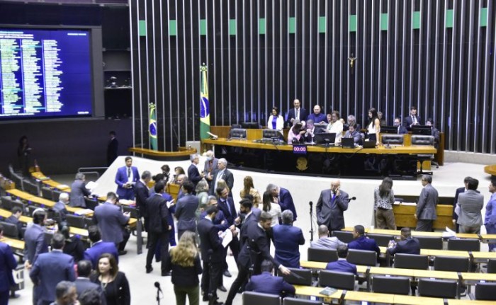 Câmara analisa MP que reajusta salário de servidores federais; acompanhe