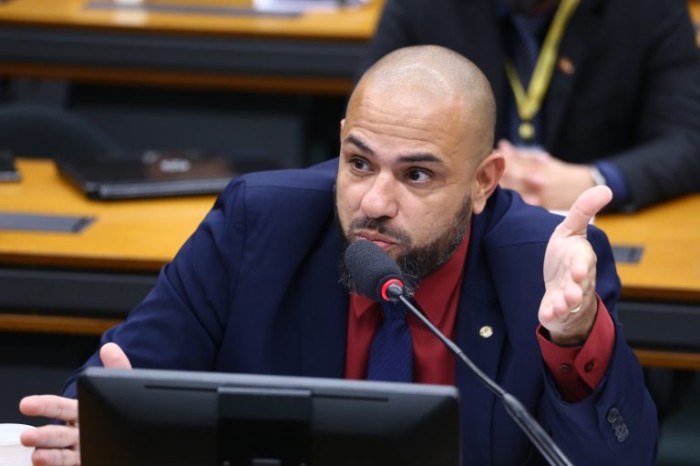 Comissão aprova cota de atendimento presencial para idosos e analfabetos