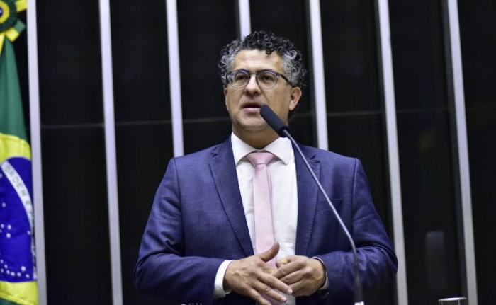 Deputados concluem votação de projeto que limita juros do cartão e cria o Desenrola; acompanhe