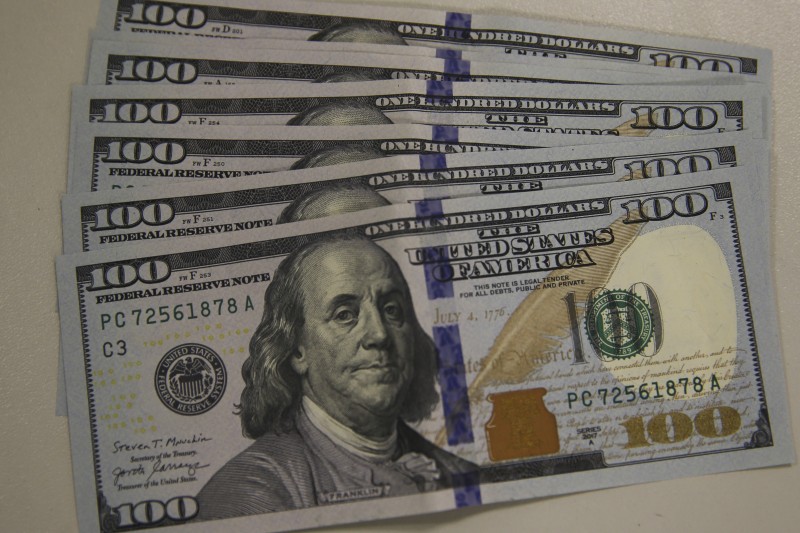 Dólar cai para R$ 5,35 com alívio internacional