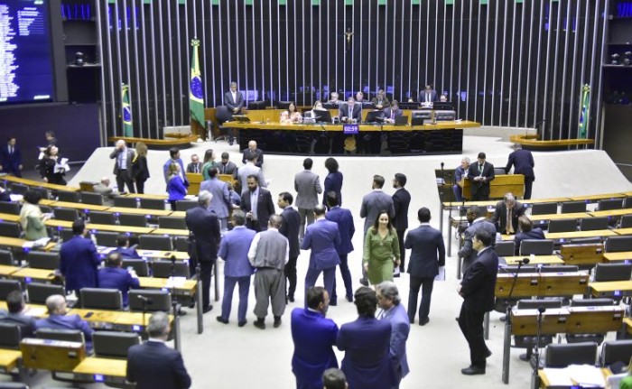 Deputados aprovam urgência para proposta que altera Lei da Ficha Limpa; acompanhe