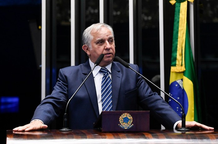 Izalci expressa preocupação com educação no país