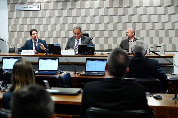 Regulação da inteligência artificial exige cuidado com dados pessoais, aponta debate