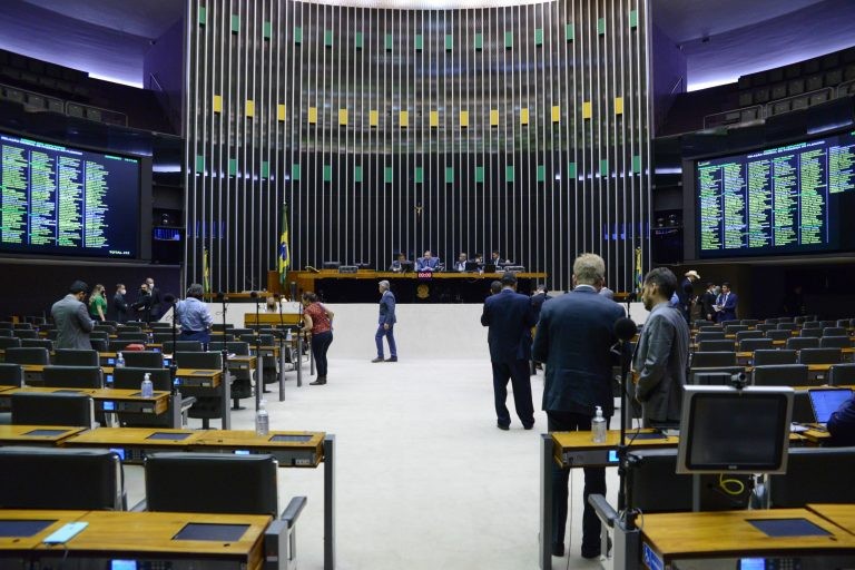 Sessão é encerrada; Plenário volta a se reunir na próxima segunda-feira