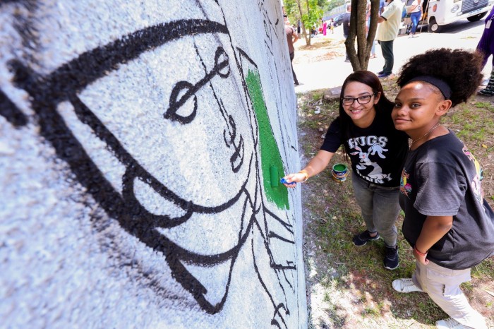 Estudantes da zona leste de SP grafitam muro de Diretoria de Ensino com artistas locais