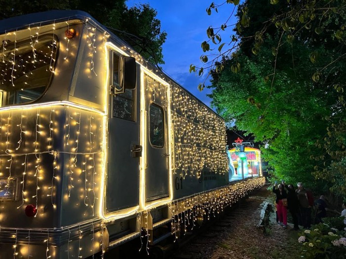 Desfile ‘Estação de Natal’ leva a magia de fim de ano a Campos do Jordão