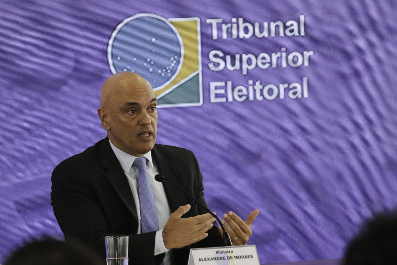 Presidente do TSE faz balanço sobre manhã de votação