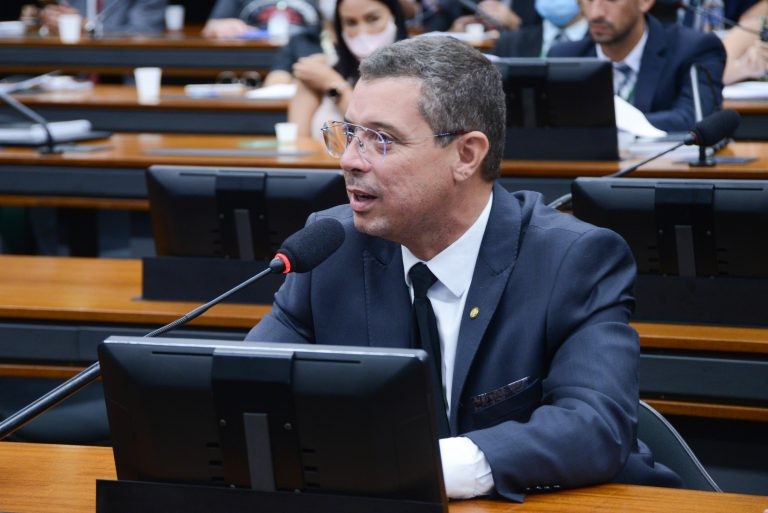 Quinze deputados federais são eleitos para outros cargos no pleito deste ano