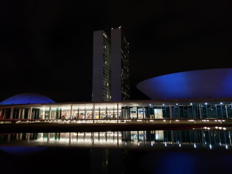 Congresso recebe iluminação azul como alerta para prevenção ao câncer de próstata