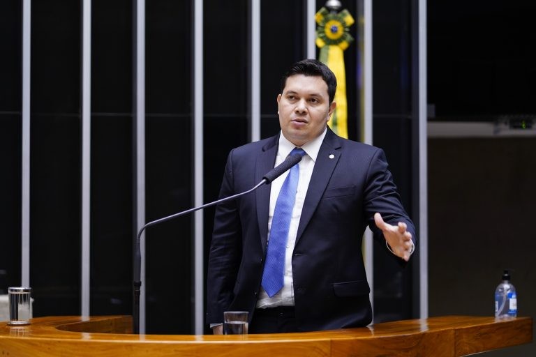 Câmara homenageia o centenário da chegada do rádio ao Brasil