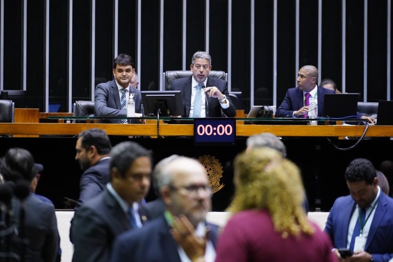 Câmara aprova projeto que proíbe alteração ou edição de textos da Bíblia; acompanhe
