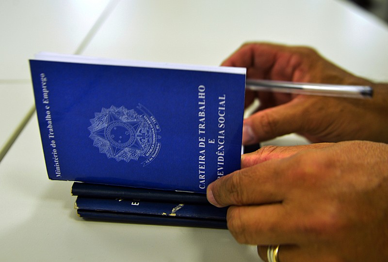 IBGE: desemprego segue em queda e chega a 8,3% em outubro