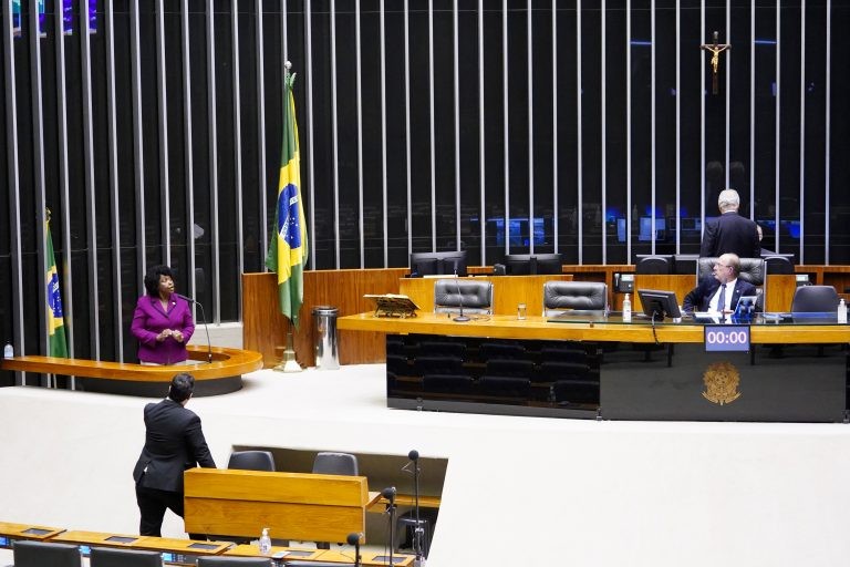 Plenário aprova urgência para projeto que prevê ações para prevenção do sofrimento psíquico entre jovens