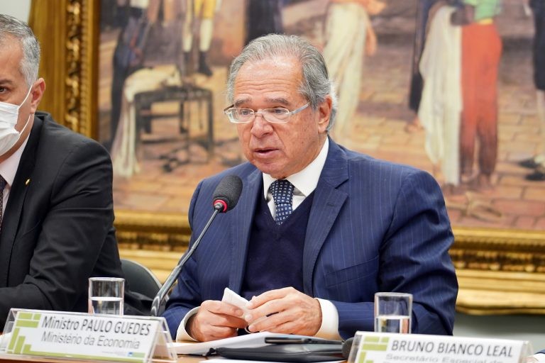 Paulo Guedes explicará a deputados nomeação de irmã para o Conselho de Educação