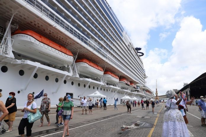 Bahia recebe o maior navio de cruzeiro internacional  