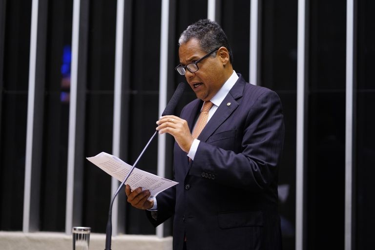 Câmara aprova projeto que aumenta pena para crime de injúria racial